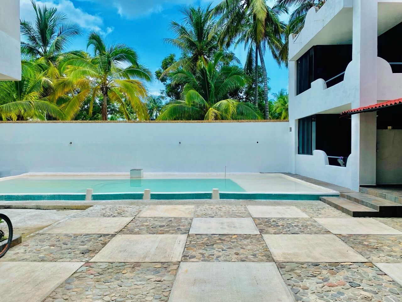 Una piscina al aire libre, una piscina climatizada