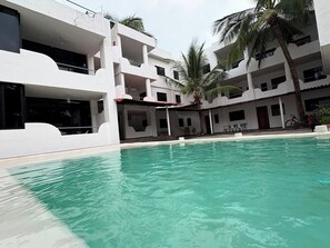 Una piscina al aire libre, una piscina climatizada
