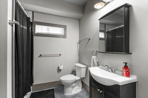 Secadora de cabello, toallas, jabón, papel de baño