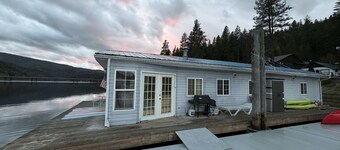 Amazing, Sleep 6-8 Float House on Coeur d'Alene Lake!
