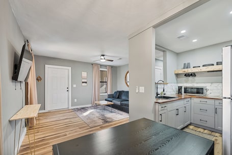 Interior. Quiet Milton Retreat Close to Downtown & Water!