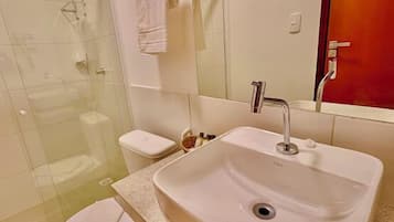 Dusche, kostenlose Toilettenartikel, Haartrockner, Handtücher