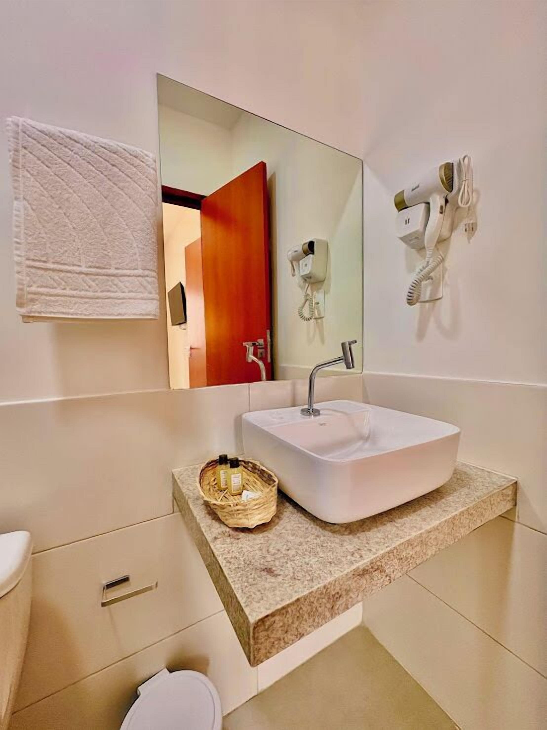 Douche, articles de toilette gratuits, sèche-cheveux