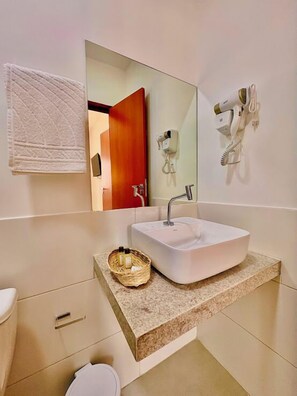 Douche, articles de toilette (gratuits), séchoir à cheveux