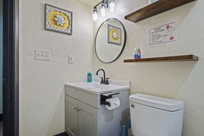 Secadora de cabello, toallas, jabón, papel de baño 