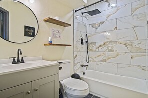 Secadora de cabello, toallas, jabón, papel de baño