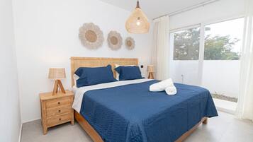 1 habitación, escritorio, tabla de planchar con plancha y cuna de viaje