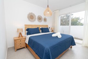 1 habitación, escritorio, tabla de planchar con plancha y cuna de viaje 