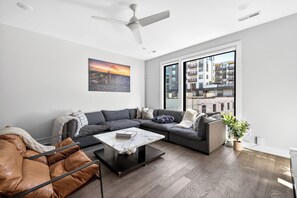 Smart TV, chimenea y estéreo
