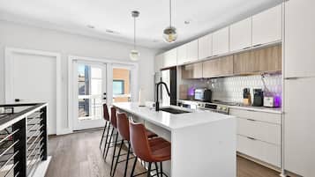 Réfrigérateur, micro-ondes, four, plaque de cuisson