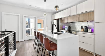 Modern Luxury Townhome! Walk to Panthers Stadium, Uptown, & South End Bars