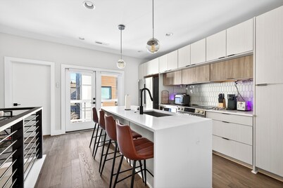 Modern Luxury Townhome! Walk to Panthers Stadium, Uptown, & South End Bars