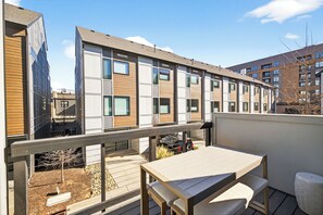 Outdoor dining - Modern Luxury Townhome! Walk to Panthers Stadium, Uptown, & South End Bars (Charlotte)