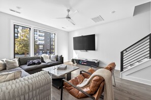 Smart-TV, Kamin, Stereoanlage