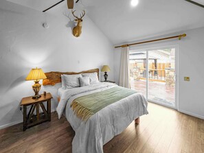 2 bedrooms, WiFi, bed sheets - Mountain Deer Cabin | Foosball · Fenced Yard (Big Bear)