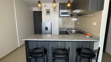 Microwave, stovetop, cookware/dishes/utensils, lobster pot