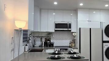 Frigorífico, microondas, horno y placa de cocina