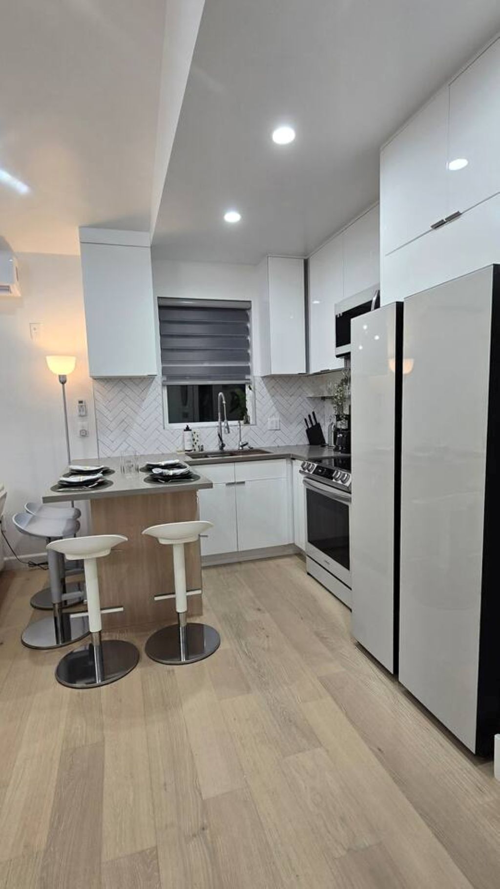 Frigorífico, microondas, horno y placa de cocina