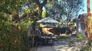 A pathway leading to a house with a covered patio area. - Cozy house+close to Glendale,Pasadena,DT & K-Town (La Crescenta-Montrose)