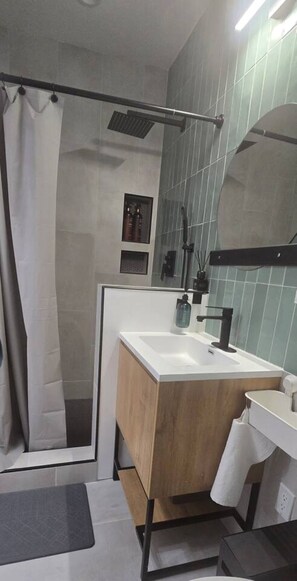 Regadera, secadora de cabello, toallas, jabón 