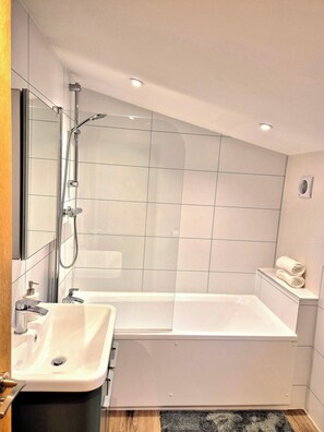 Dusche, Haartrockner, Handtücher