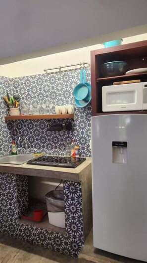 Fridge, microwave, stovetop, coffee/tea maker - Cozy loft # 3 just 5 minutes from the Malecon of La Paz by car. Pet Friendly! (La Paz)