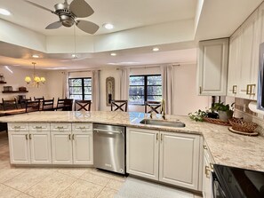 Kylskåp, mikrovågsugn, ugn och spishäll