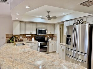 Kylskåp, mikrovågsugn, ugn och spishäll