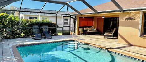 Una piscina al aire libre, una piscina climatizada