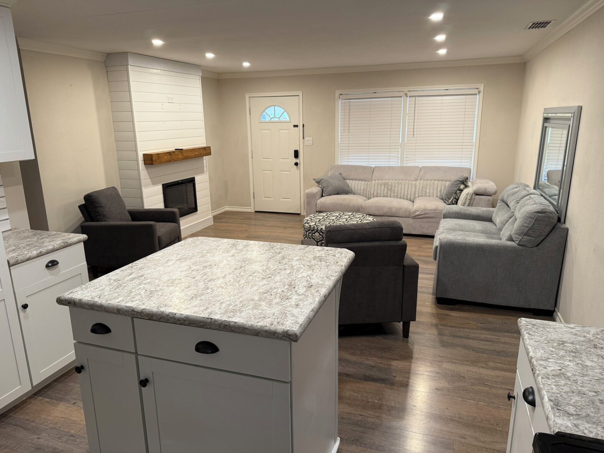 Una televisión, una chimenea