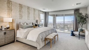5 bedrooms, desk, free WiFi, bed sheets - Luxe Desert Escape w/ Strip View - 360° Las Vegas Strip & Mountain Views (Henderson)