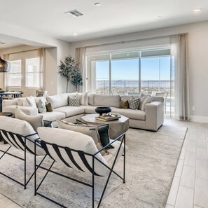 Smart TV, fireplace, stereo - Luxe Desert Escape w/ Strip View - 360° Las Vegas Strip & Mountain Views (Henderson)