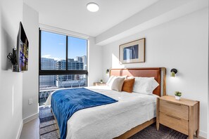 Tabla de planchar con plancha, wifi y ropa de cama