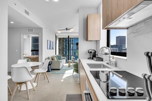 Coffee/tea maker, fridge, microwave, oven - Corner Chic 2 Bedroom Downtown with Rooftop Pool & Views (Miami)