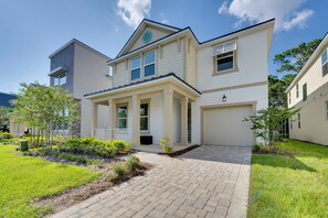 Exterior - Nearby Disney World & Universal Studios! Spacious Family Home w/ Pool & Hot Tub (Kissimmee)