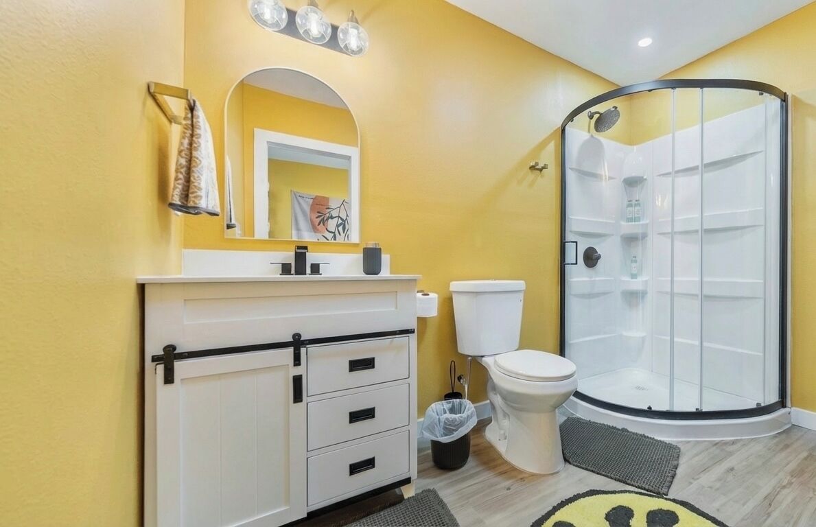 Ducha, toallas, jabón y papel higiénico