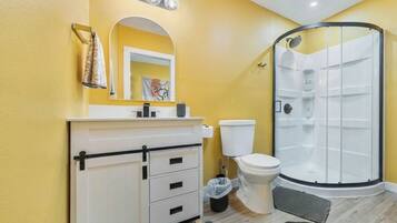 Ducha, toallas, jabón y papel higiénico