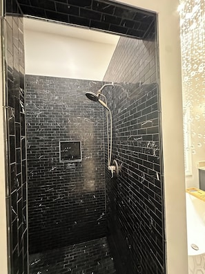 Shower, towels, soap, toilet paper - Spacious 5-bedroom house at Mount Vintage Golf Club - Masters Week Rental (North Augusta)