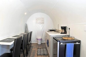 Réfrigérateur, micro-ondes, grille-pain