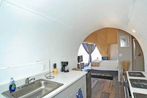 Réfrigérateur, micro-ondes, grille-pain