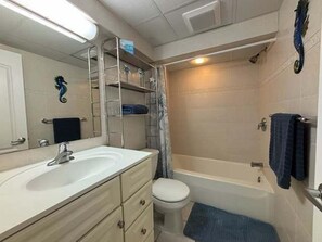 Shower, hair dryer - Studio Condo 2 Blocks to Beach and Boardwalk, Pool and Designated Parking (Ocean City)