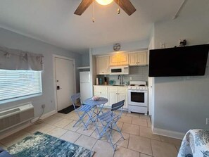 Interior - Studio Condo 2 Blocks to Beach and Boardwalk, Pool and Designated Parking (Ocean City)