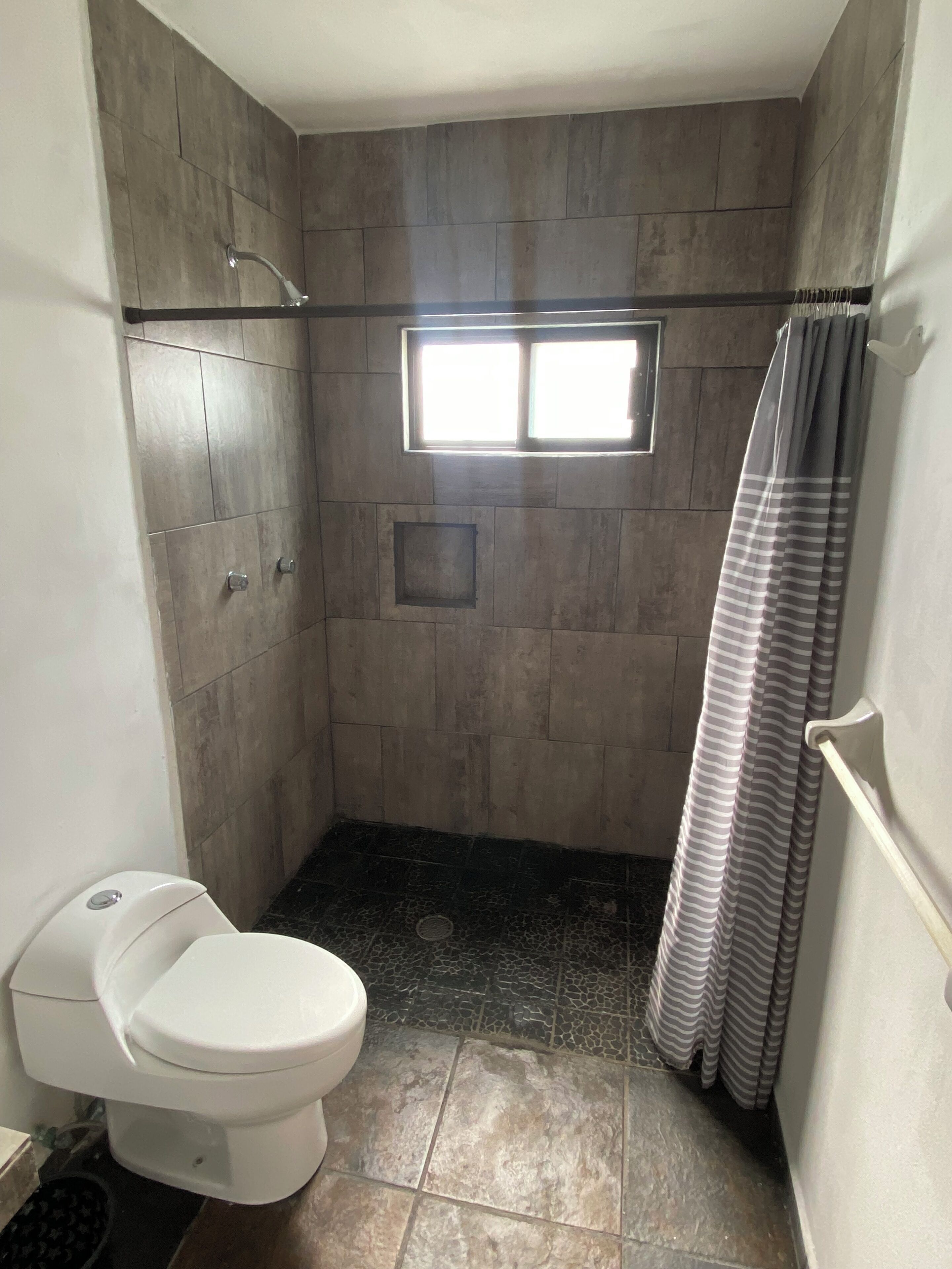 Dusche, Handtücher, Seife, Toilettenpapier