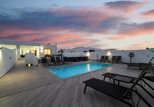 Luxury, High-Standard Villa with Hot Tubs, Air Con & Pool - Sleeps 12