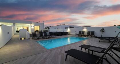 Luxury, High-Standard Villa with Hot Tubs, Air Con & Pool - Sleeps 12