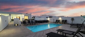 Luxury, High-Standard Villa with Hot Tubs, Air Con & Pool - Sleeps 12
