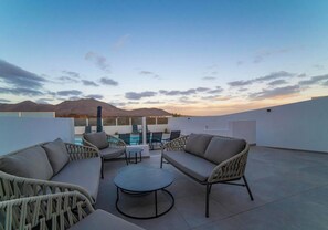Terrace/patio - Luxury, High-Standard Villa with Hot Tubs, Air Con & Pool - Sleeps 12 (Playa Blanca)
