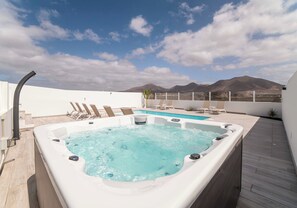 Terrace/patio - Luxury, High-Standard Villa with Hot Tubs, Air Con & Pool - Sleeps 8 (Playa Blanca)