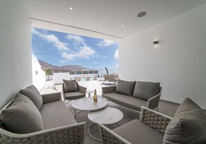 Terrace/patio - Luxury, High-Standard Villa with Hot Tubs, Air Con & Pool - Sleeps 8 (Playa Blanca)