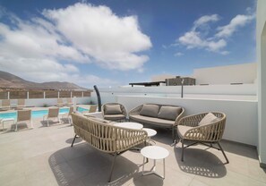 Terrace/patio - Luxury, High-Standard Villa with Hot Tubs, Air Con & Pool - Sleeps 8 (Playa Blanca)